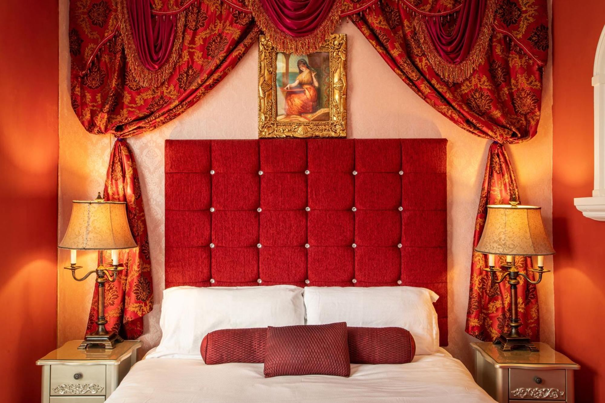 Rouge Hotel 4*